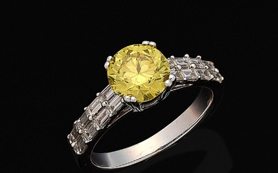 Elégante bague Fancy en or blanc, taille 750. Sertie au centre d'un diamant Vivid Yellow...