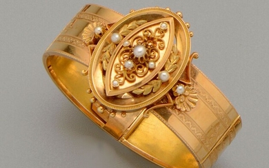 Ensemble ancien comprenant un bracelet jonc plat articulé ouvrant en or jaune 18K (750/oo) à...