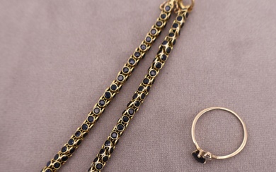Deux bijoux en or jaune : -Bracelet souple en or jaune 750/°°° orné sur quatre...