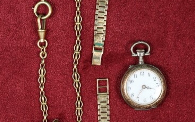 Ensemble de 4 bijoux > 1 bracelet de montre en or 18 K (750‰) Poids 11,92 g > 1 paire de boucles d’oreille en or jaune 14 K et perles, Poids brut 4,72 g > 1 montre de col en argent doré Poids but 19,46 g > 1 chaîne en métal plaqué or Rapport de...