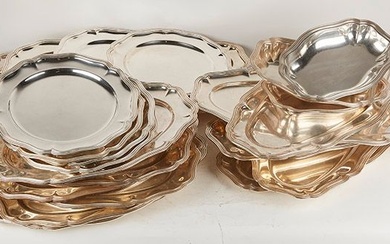 Ensemble de vingt-six plats en métal argenté modèle filets contours comprenant deux grands plats ovales...