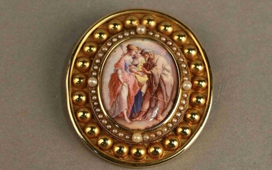 Gold brooch decorated with an enamel decorated with a scene of reading the lines of the hand, in a circle of pearls. In a case. Height: 5 cm Gross weight: 17.17 g