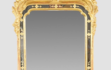Grand miroir mural rococo en bois, sculpté, serti et doré. Encadrement du miroir étroit, rectangulaire...
