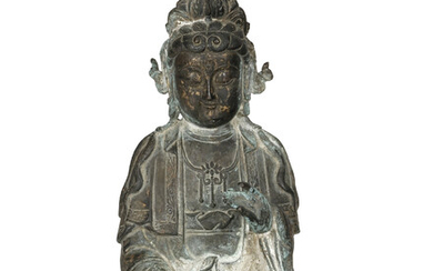 Guanyin assise, sculpture en bronze, Chine, probablement dynastie Ming, ses deux mains adoptant la vitarka mudra, ses cheveux relevés en un