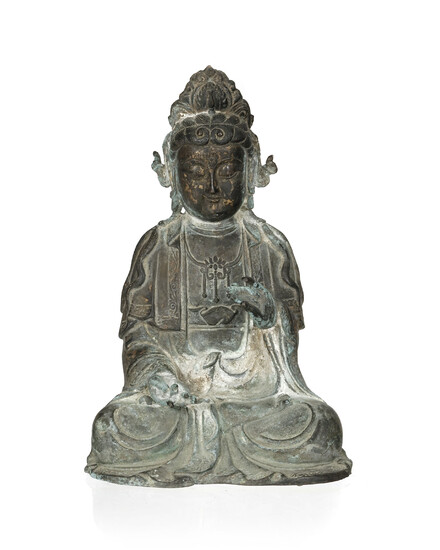 Guanyin assise, sculpture en bronze, Chine, probablement dynastie Ming, ses deux mains adoptant la vitarka mudra, ses cheveux relevés en un