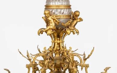 Important lustre en bronze ciselé et doré et cristal taillé à décor d'amours tenant une...