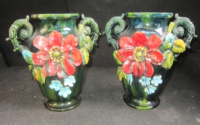 Importante paire de vases en céramique à barbotines fleuries munis de deux anses, hauteur 30cm,...