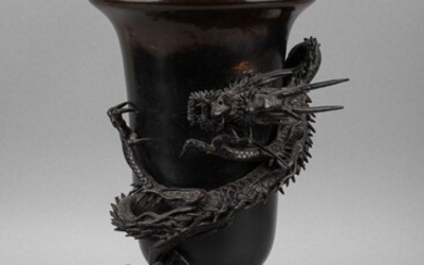 Japon, vers 1900 Coupe sur piédouche en bronze de patine brune, à décor de dragon...