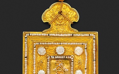 Kim Bài personnelle de l'Empereur d'Annam. Exceptionnelle plaquette en or paré d'un très riche décor...