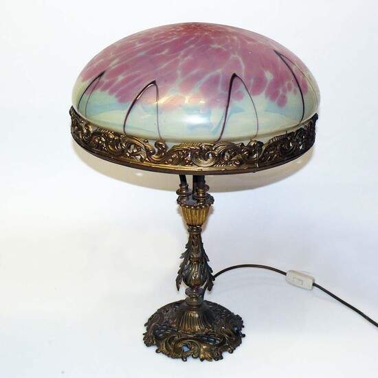 Lampe de table/commode (20e s.) Base en bronze avec décoration florale ajourée ; abat-jour en...