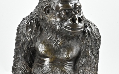 Large bronze gorilla monkey. Beautiful patina. 20th century. Size: H 55 cm. In good condition....