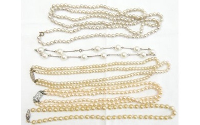Lot Mode Perlenketten, insgesamt 5 Stück. 3x mit Silberverschluss. Bitte besichtigen