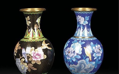 Lot de deux vases en bronze à décor en émail cloisonné, Chine, 20e siècle. L'un...