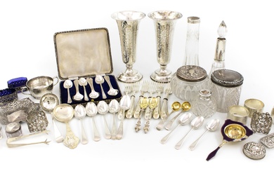 Lot mixte d'objets en argent, comprenant : une paire de vases, par L et T...