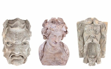 Lot varié de trois modèles d'atelier en plâtre comprenant deux têtes d'applique (en forme de dé
