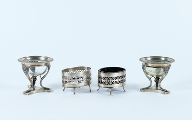 Lotto composto da coppia di saliere tripodi in argento con vaschetta in vetro, Milano, 1820 ca., argentiere Francesco Liverti e…