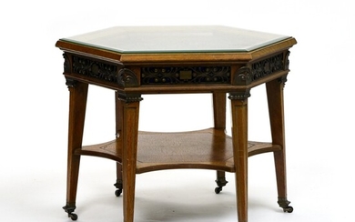 MAISON FRANCK (Anvers) Table d'appoint, vers 1920 En noyer sculpté et incrusté...