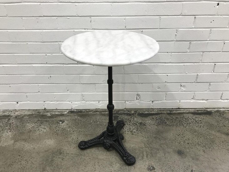 Marble top table on a cast iron base (D: 50cm)