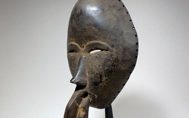 Masque Dan (Côte d'Ivoire) Masque dont la bouche est stylisée pour figurer un bec d'oiseau...