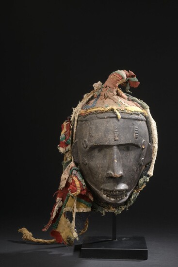 Masque Idoma, Nigeria Bois, tissu, corde... - Lot 134 - De Baecque et Associés