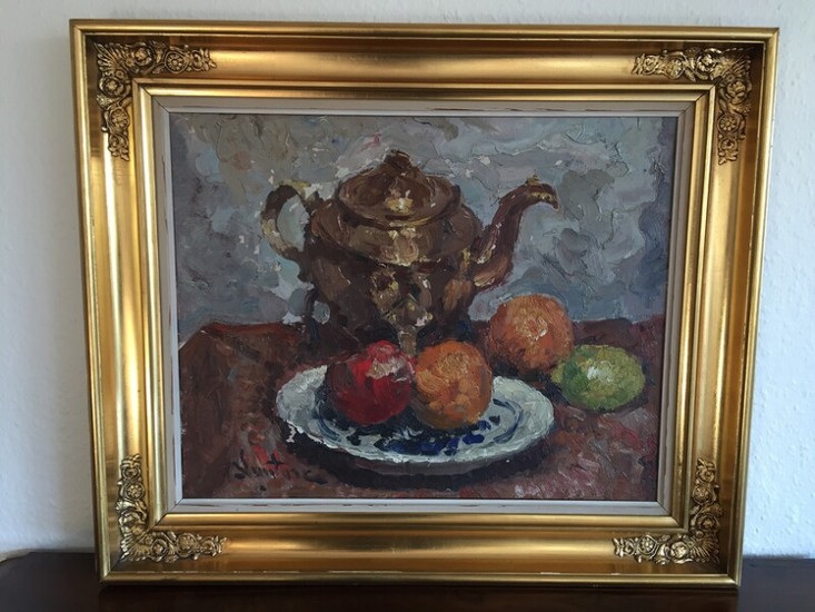 Mogens Vantore: Still life with a teapot and fruits. Signed Vantore. Oil on canvas. 38×48 cm. Frame size 52×62 cm.