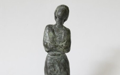 Muriel DUCHE (XXth) Bronze subject with green patina, woman with folded arms Signed and numbered 1/8. H : 29 cm (with certificate)