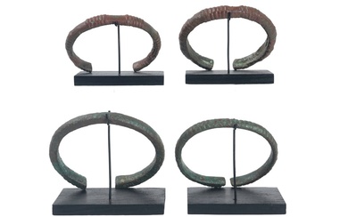 OUD IRAN - LURISTAN (1200 - 800 BC) lot van vier armbanden...