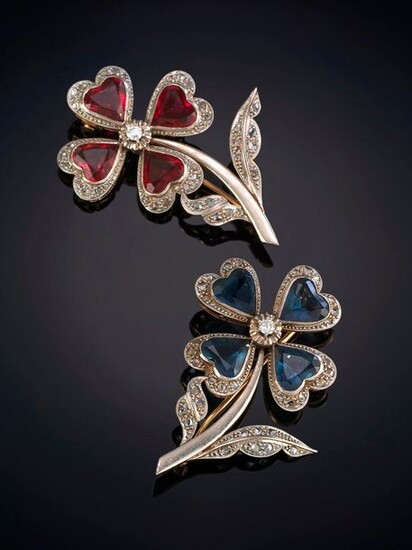 PAIR OF BROOCHES, 1940S, IN THE FORM OF CLOVERS IN RUBIES AND SAPPHIRES FRINGED WITH RHINESTONES. Frame in 18k white gold. Price: 750,00 Euros. (124.790 Ptas.)