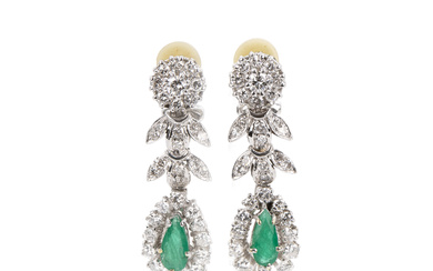 Paar Ohrclips mit Smaragd-Diamantbesatz