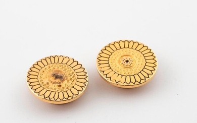 Pair of cufflinks in yellow gold (750) featuring a stylized flower, underlined with black enamel.