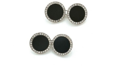 Pair of cufflinks of Art Deco period in platinum and 18k grey gold (750‰) adorned with onyx