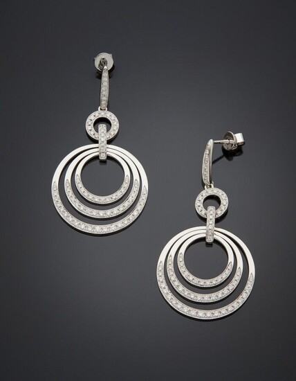 Paire de PENDANTS d'OREILLES en or gris (750) à motifs circulaires concentriques, serti de diamants...