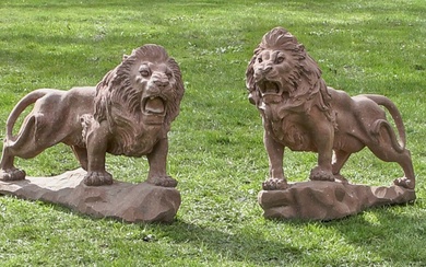 Paire de lions néoclassiques comme contreparties de sculptures de parc. Fonte de pierre rouge, couleur...