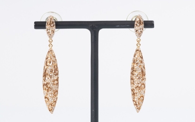 Paire de pendants d'oreilles en or rose ajourés à décor d'entrelacs pavés de diamants ronds....