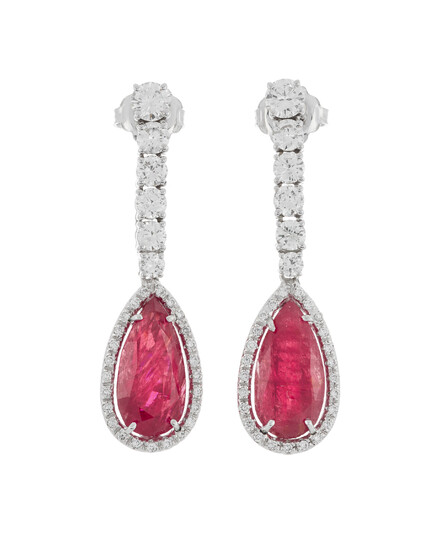 Paire de pendants d'oreilles or gris 750 retenant deux rubis taille poire, rehaussés de diamants taille brillant, rapport