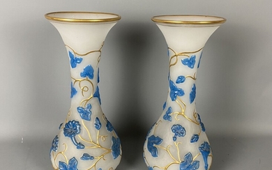 Paire de vases en verre opalin blanc à décors appliqués de feuilles et fleurs bleues...