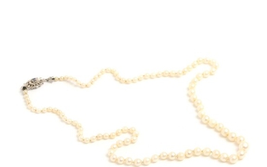 NOT SOLD. Pearl necklace set with numerous cultured pearls i graduation with clasp of 18k white gold set with faceted sapphire. – Bruun Rasmussen Auctioneers of Fine Art