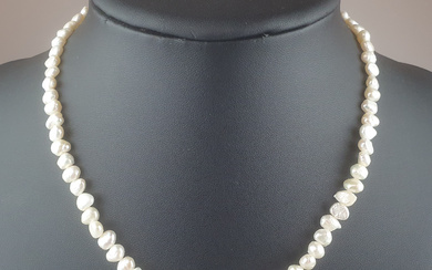 Pearl necklace - so-called “flat pearls”.