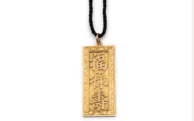 Pendentif en or 585 millièmes, de forme rectangulaire, décoré de 3 caractères chinois ''porte-bonheur'' en...