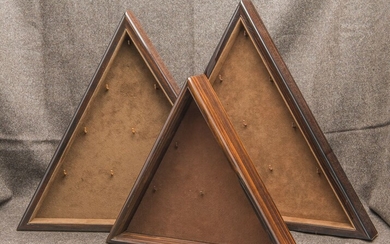 Plateau de présentation de montres de forme triangulaire en ébène de macassar verni et suédine Hauteur : 24,5 cm