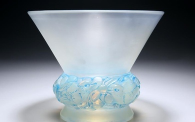 RENÉ LALIQUE (FRENCH, 1860-1945), A BLUE STAINED 'PINSONS' VASE