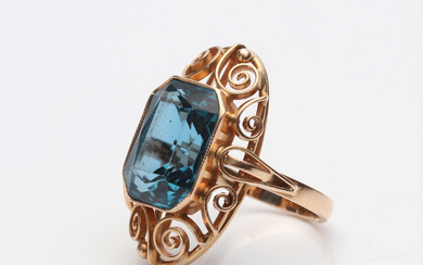 RING, 14k gold with a blue synthetic spinel, weight approx 8,2 grams.