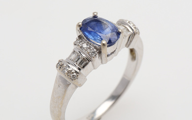 RING WITH SAPPHIRE AND DIAMONDS.