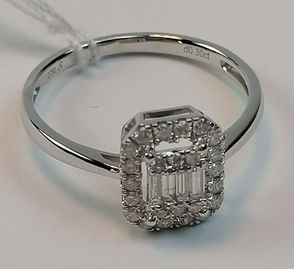 Ring in white gold 750/1000è of rectangular shape decorated with 24 round modern cut diamonds of 0,20 ct and 4 baguette cut diamonds of 0,10 ct. TDD: 54. PB: 2,15 grs
