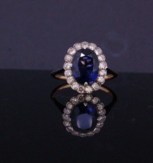 SAPPHIRE DIAMOND CLUSTER RING, set with an oval...