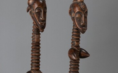 SENUFO Côte d'Ivoire, région de KorhogoSculpture masculine : 74cm de haut. Figure féminine : 72cm...