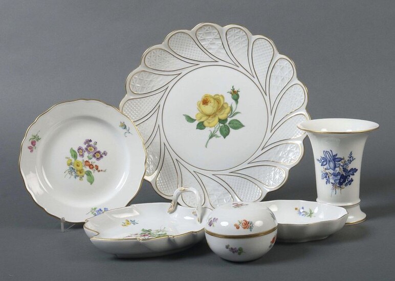 Set of tableware with flower painting Meissen, 1972-89, porcelain, mono- or polychrome painting on glaze in the decorations ''Yellow Rose'', ''German Flower'', ''Streublümchen'' and ''Blue Flower'', gold rim, 6 pcs. dam: cake plate, fan-shaped bowl...