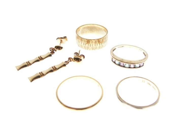 Small selection of jewellery comprising; 22ct gold wedding band,...