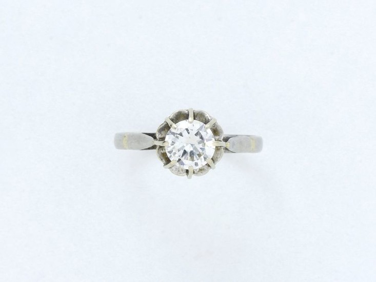 Solitaire ring in 750 thousandths white gold set...