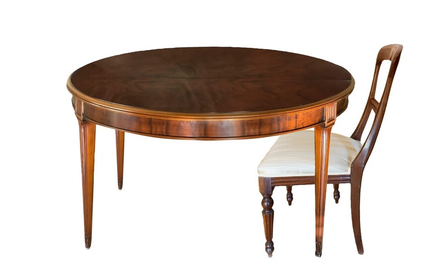 Tavolo in radica di noce di forma ovale allungabile e n. 4 sedie.